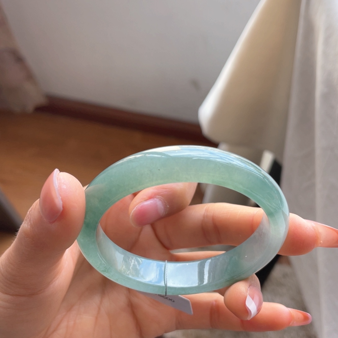 翡翠手镯未镶嵌贵妃