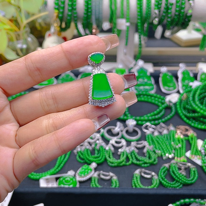 翡翠颈饰银S925镶嵌?***体一刀切小无事牌