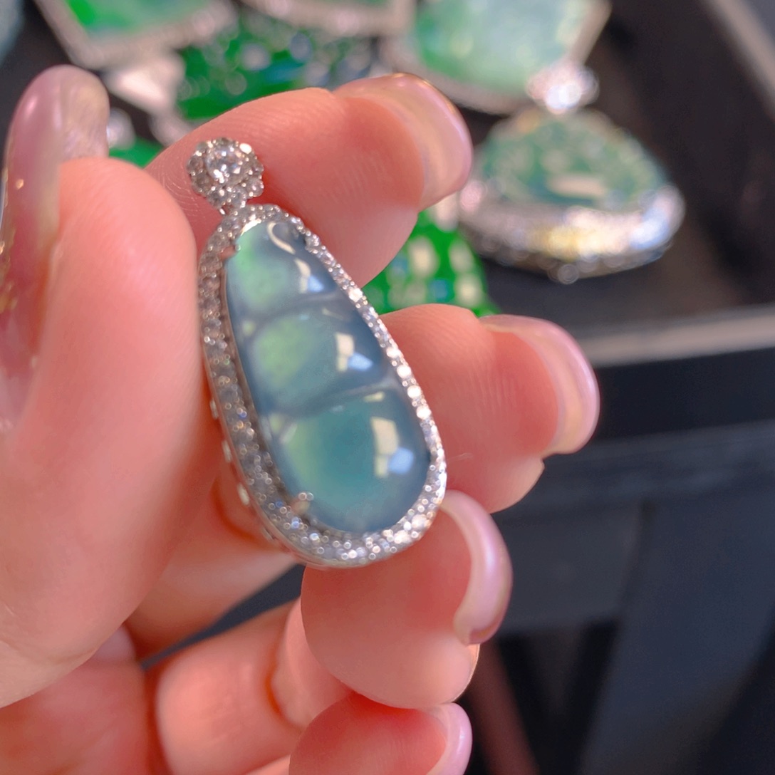 翡翠颈饰未镶嵌翡翠