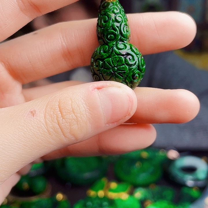 翡翠18K金镶嵌颈饰多样性