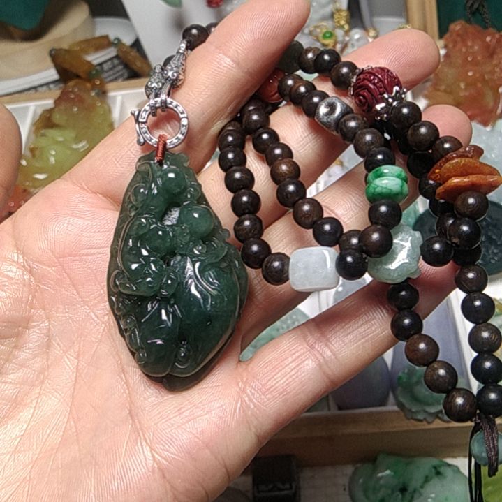 翡翠吊坠(赠链)未镶嵌