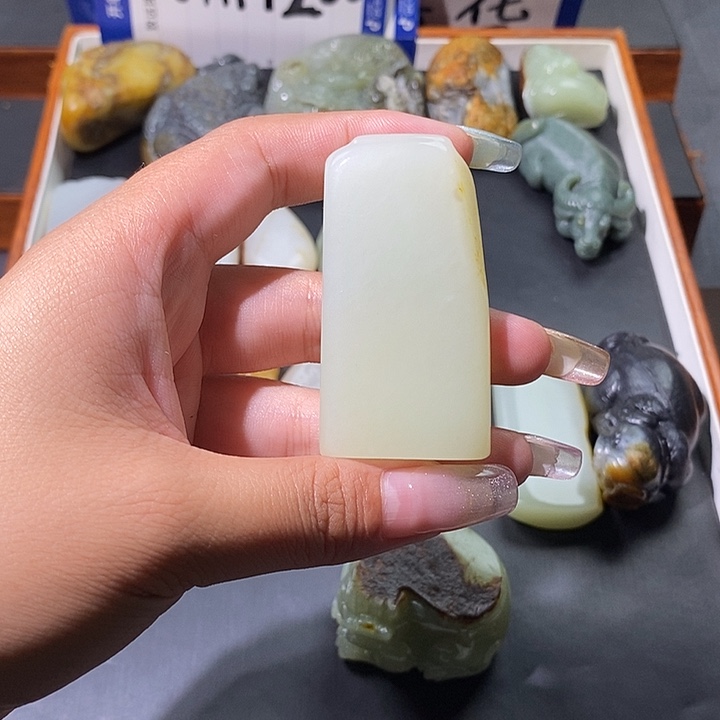 攀***者和田玉未镶嵌颈饰