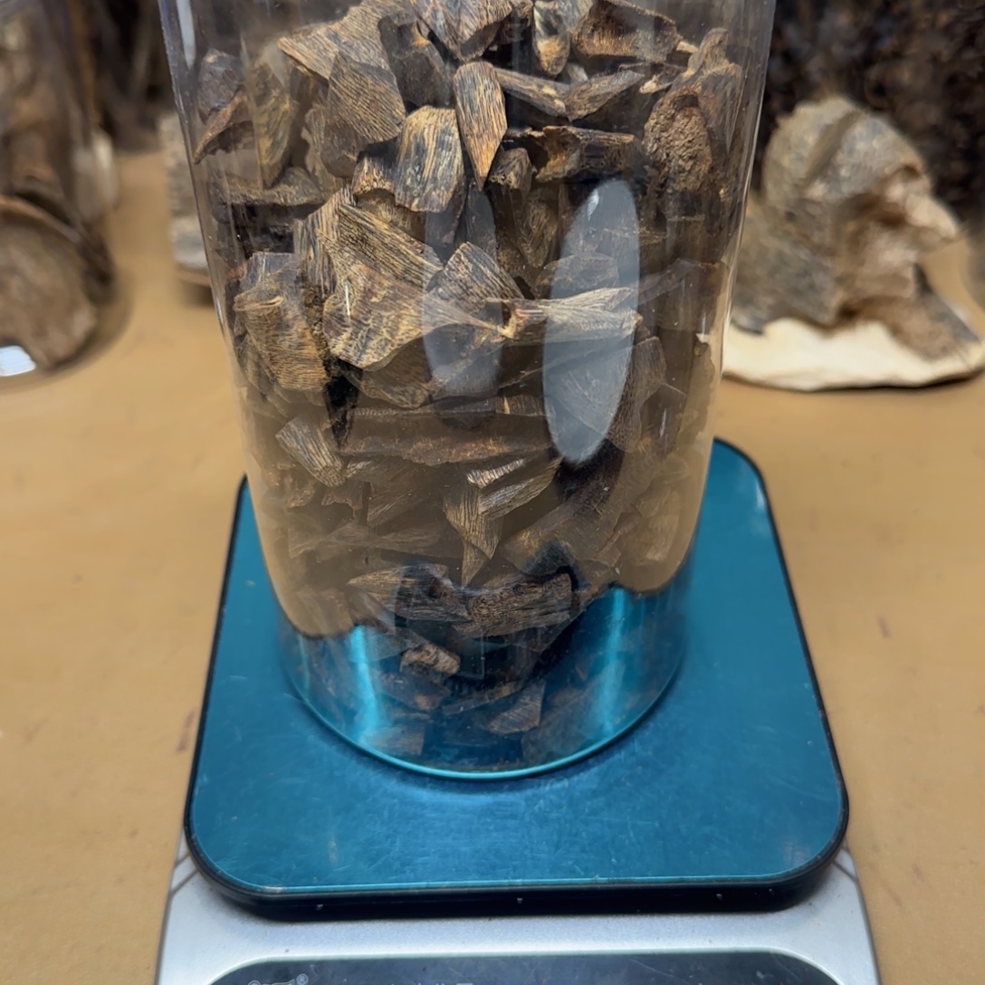 沉香碎屑沉香黑珍珠老料两面刮307克