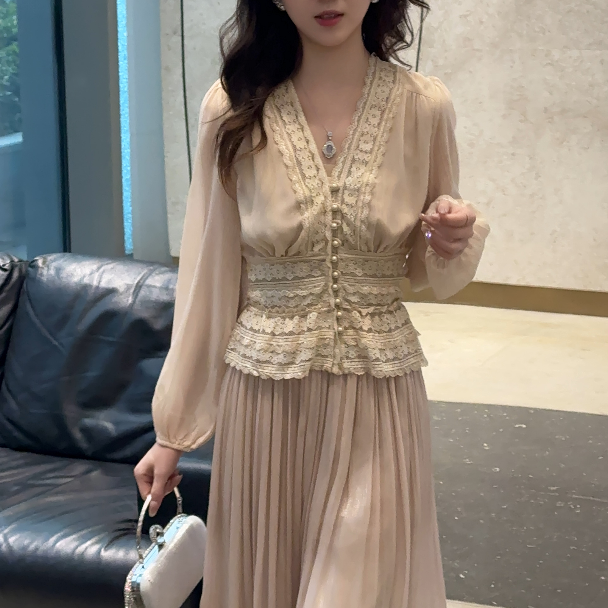 复古V领蕾丝拼接春夏纯欲风高级感气质收腰衬衫