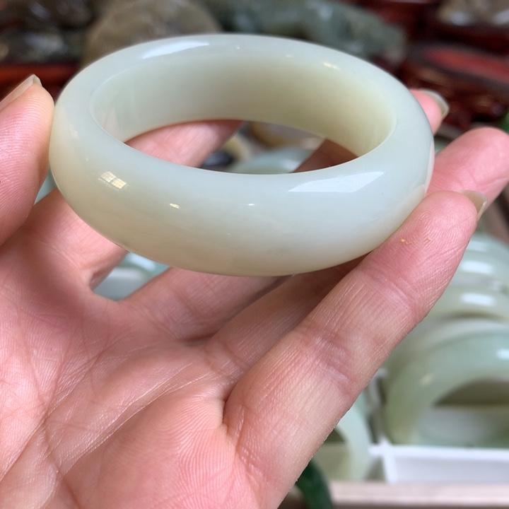 钮***吒和田玉（糖玉）未镶嵌手镯