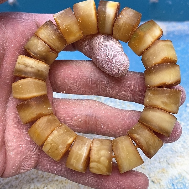 蜜蜡裸石未镶嵌手串