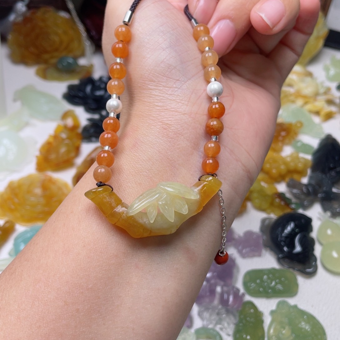 蛇纹石玉颈饰未镶嵌