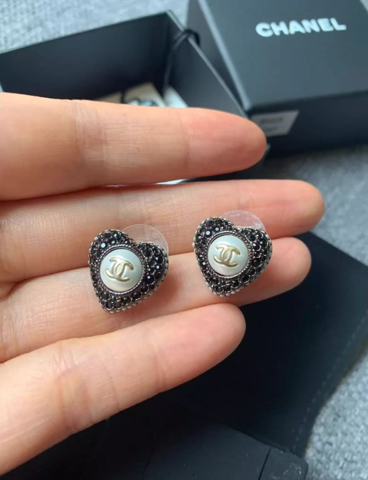 99新 Chanel/香奈儿 爱心黑钻耳钉/xm21200