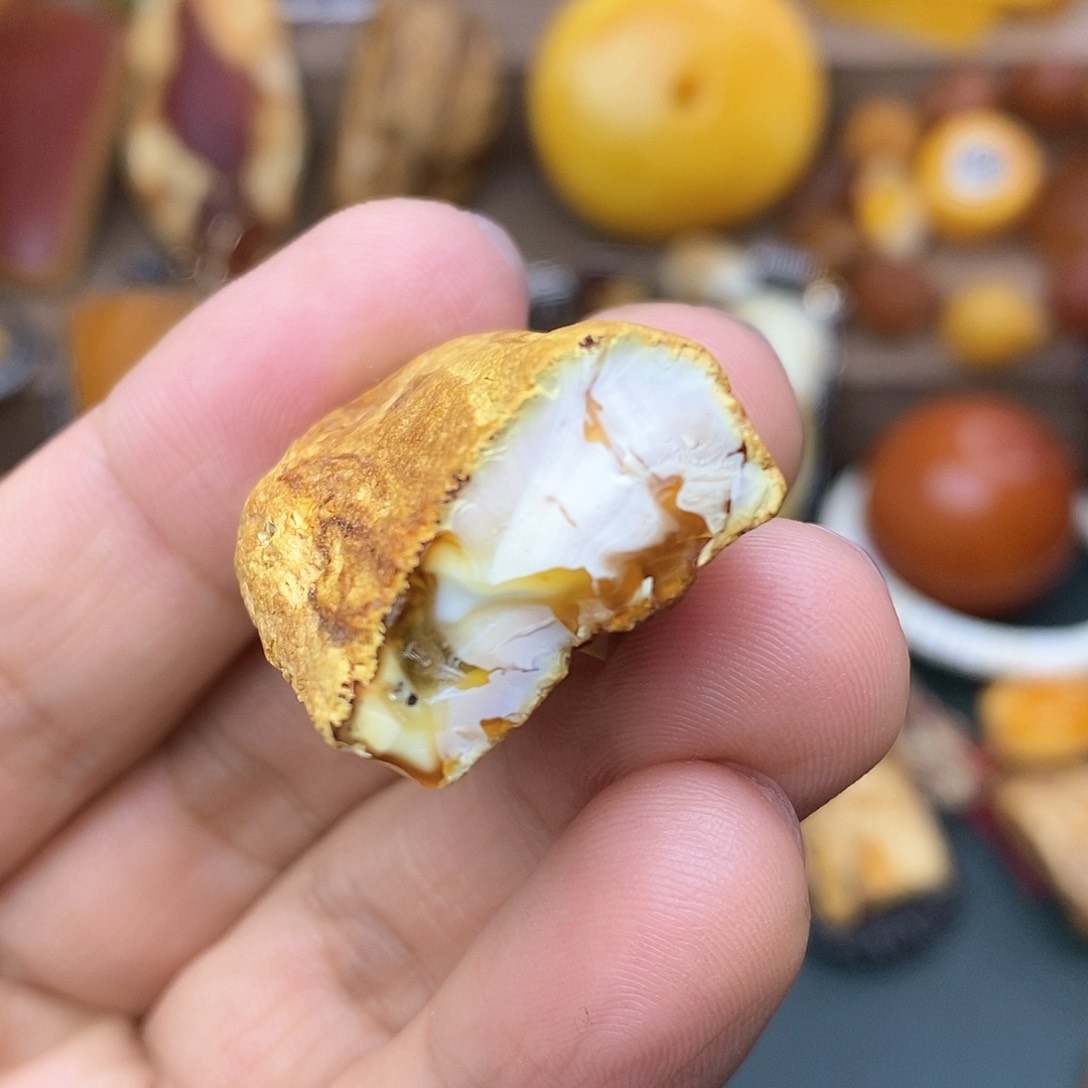 琥珀颈饰未镶嵌粉彩琥珀小原石7.68克