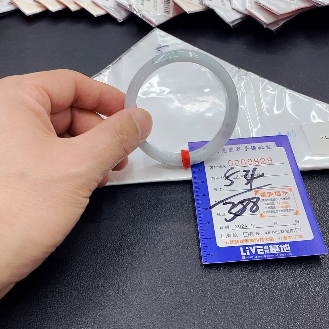 翡翠手镯未镶嵌翡翠手镯