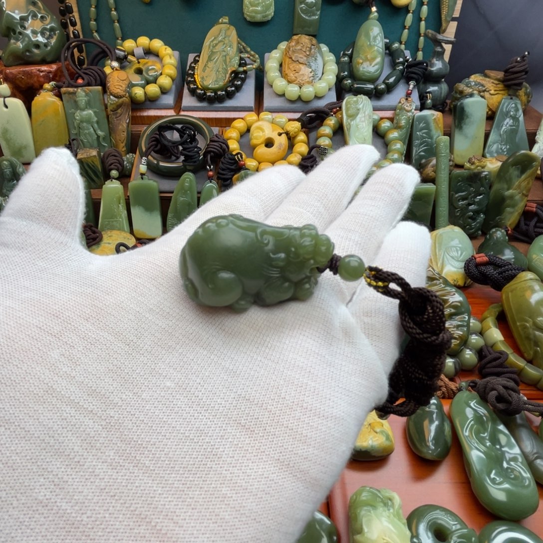 岫岩老玉（透闪石质玉）未镶嵌颈饰