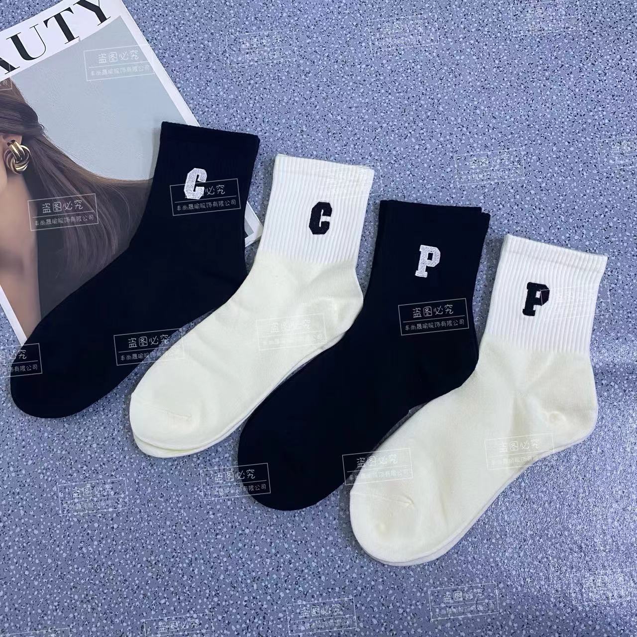 黑白学院风字母吸汗情侣男女同款短袜刺绣中筒袜