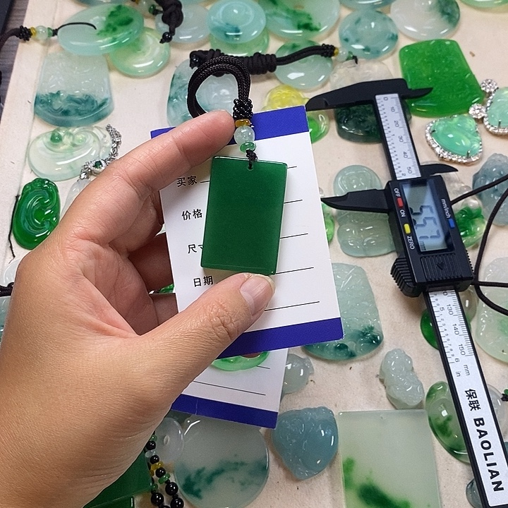 弓***哥翡翠未镶嵌颈饰无事牌