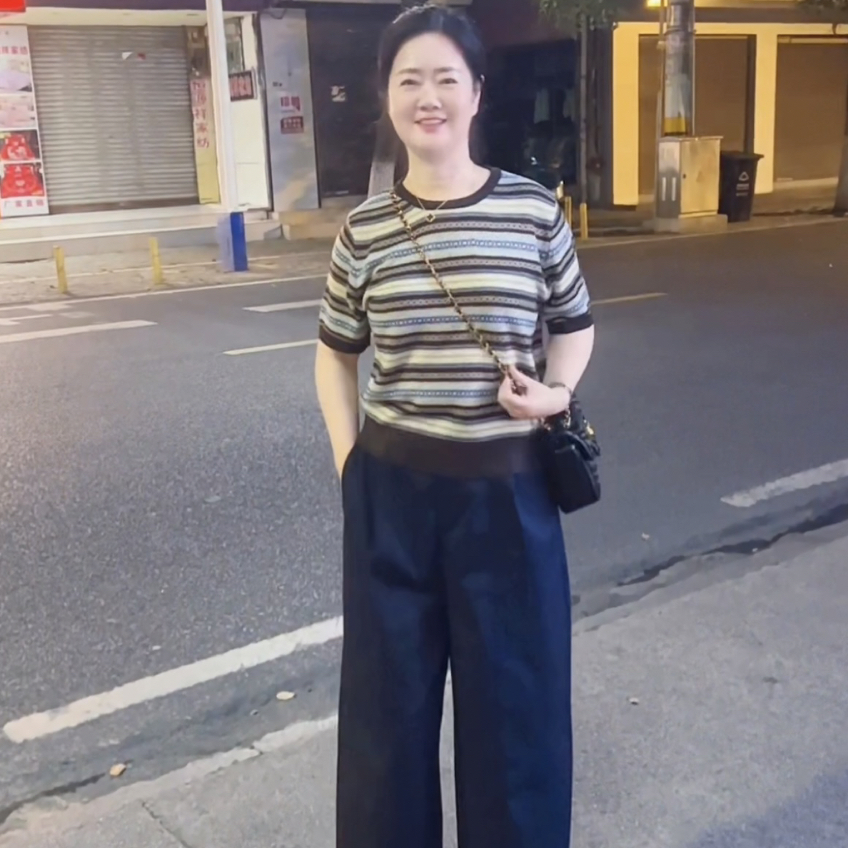 靓衣坊 秋款 咖蓝条扣子圆领针织小衫