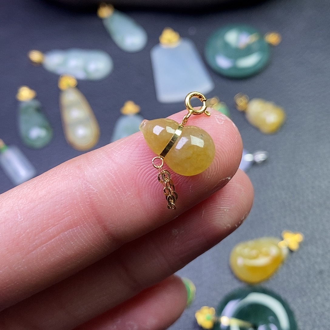 颈饰18K金镶嵌翡翠