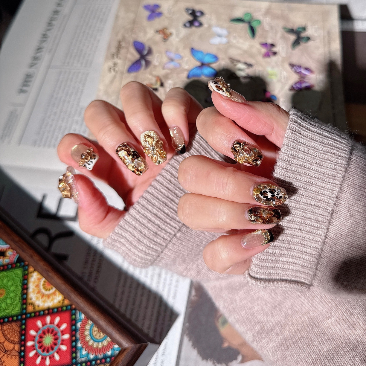 达尔文~秋冬新款纯手工显白爆闪猫眼穿戴甲法式小香风气质中方