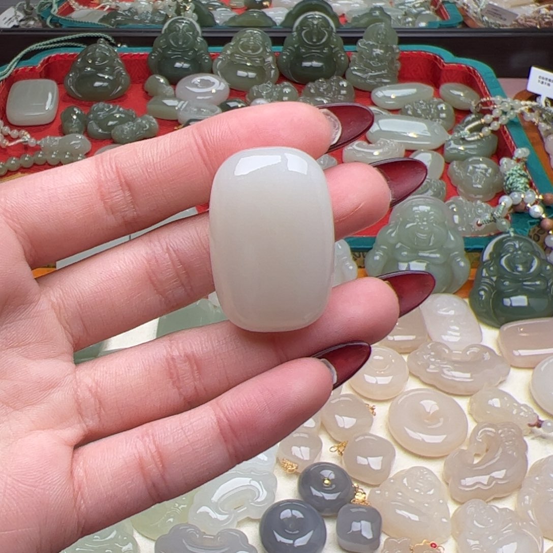 和田玉耳饰未镶嵌尊****户