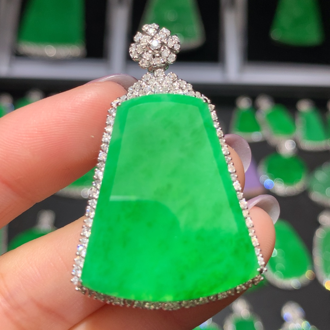 翡翠颈饰18K金镶嵌翡翠