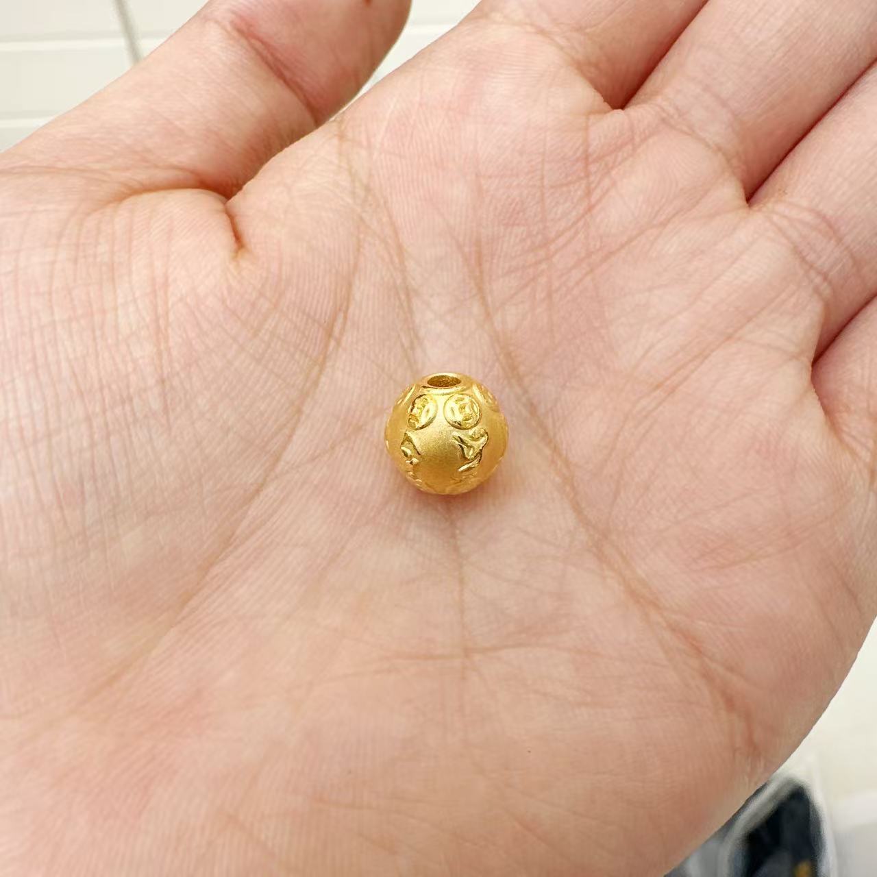 Chow Tai Seng/周大生足金钱币六字真言通孔圆珠