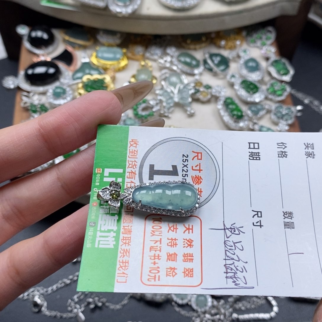翡翠颈饰未镶嵌翡翠