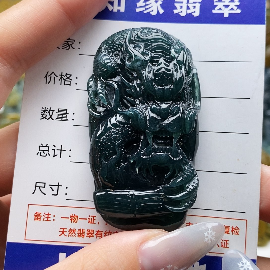 翡翠未镶嵌颈饰龙