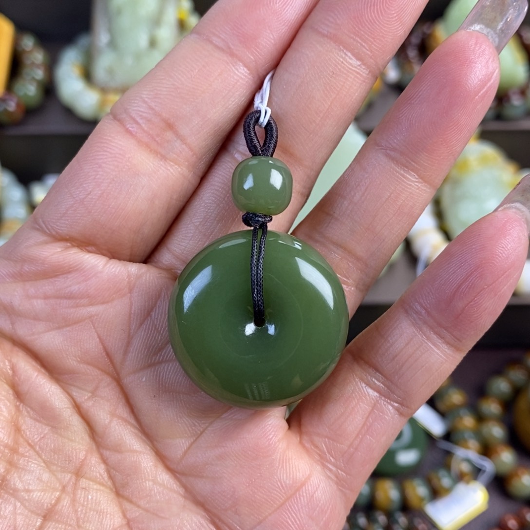 苏***儿透闪石质玉未镶嵌颈饰