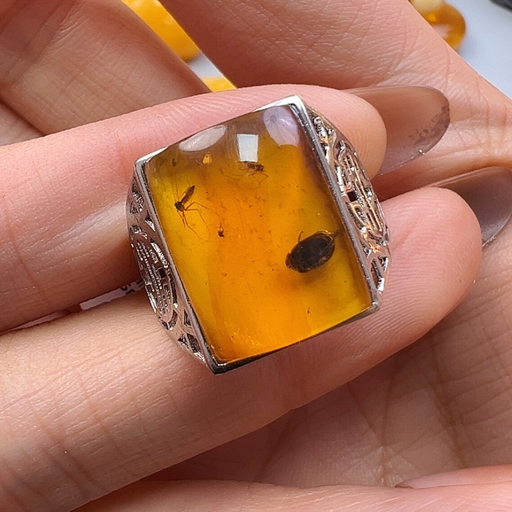 蜜蜡未镶嵌珠宝奇石