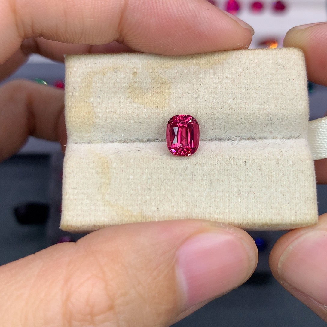 尖晶石裸石1.39克拉吉尔德大证越南绝地