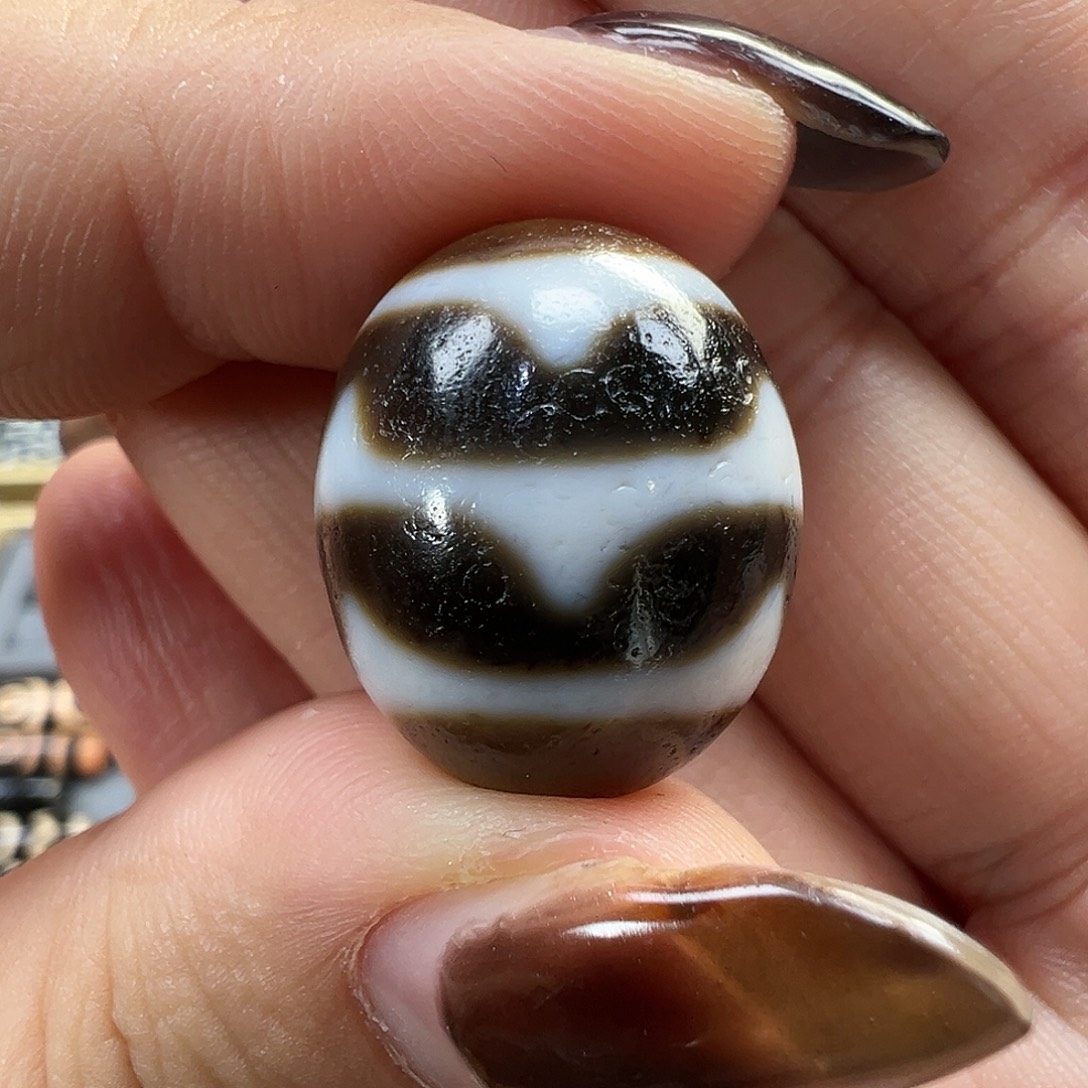玛瑙/玉髓未镶嵌珠宝半成品上肯黑白双虎牙达洛