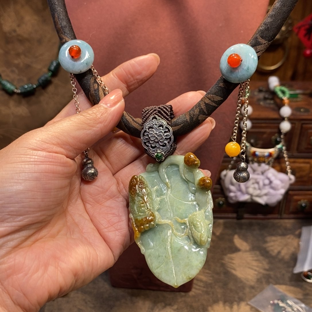 翡翠吊坠(赠链)未镶嵌