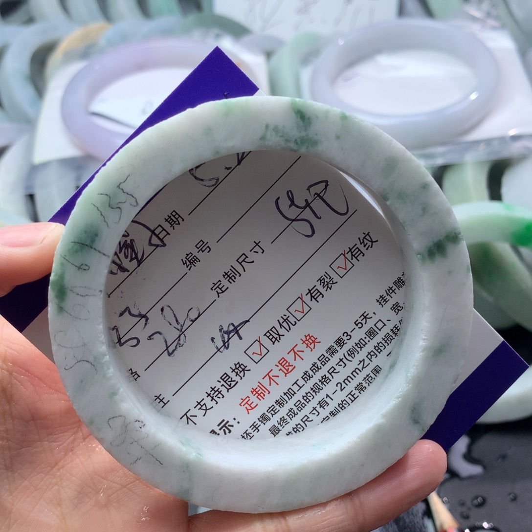 定制翡翠手镯未镶嵌小***姐