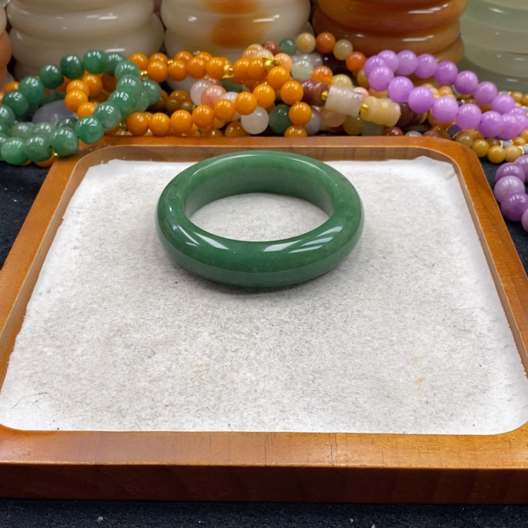 荷***美石英质玉未镶嵌手镯