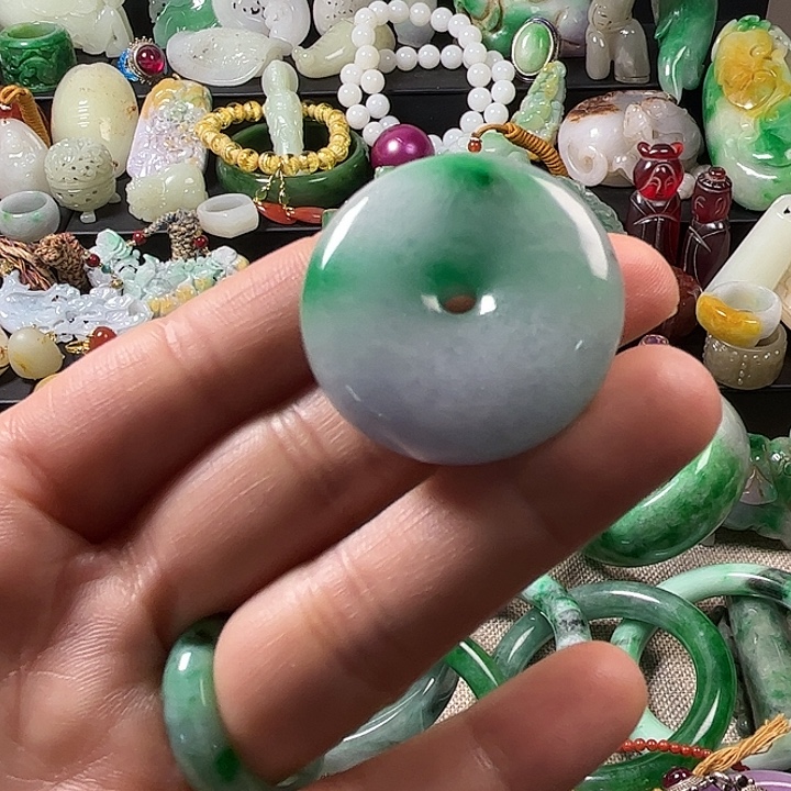 翡翠未镶嵌颈饰翡翠未镶嵌颈饰