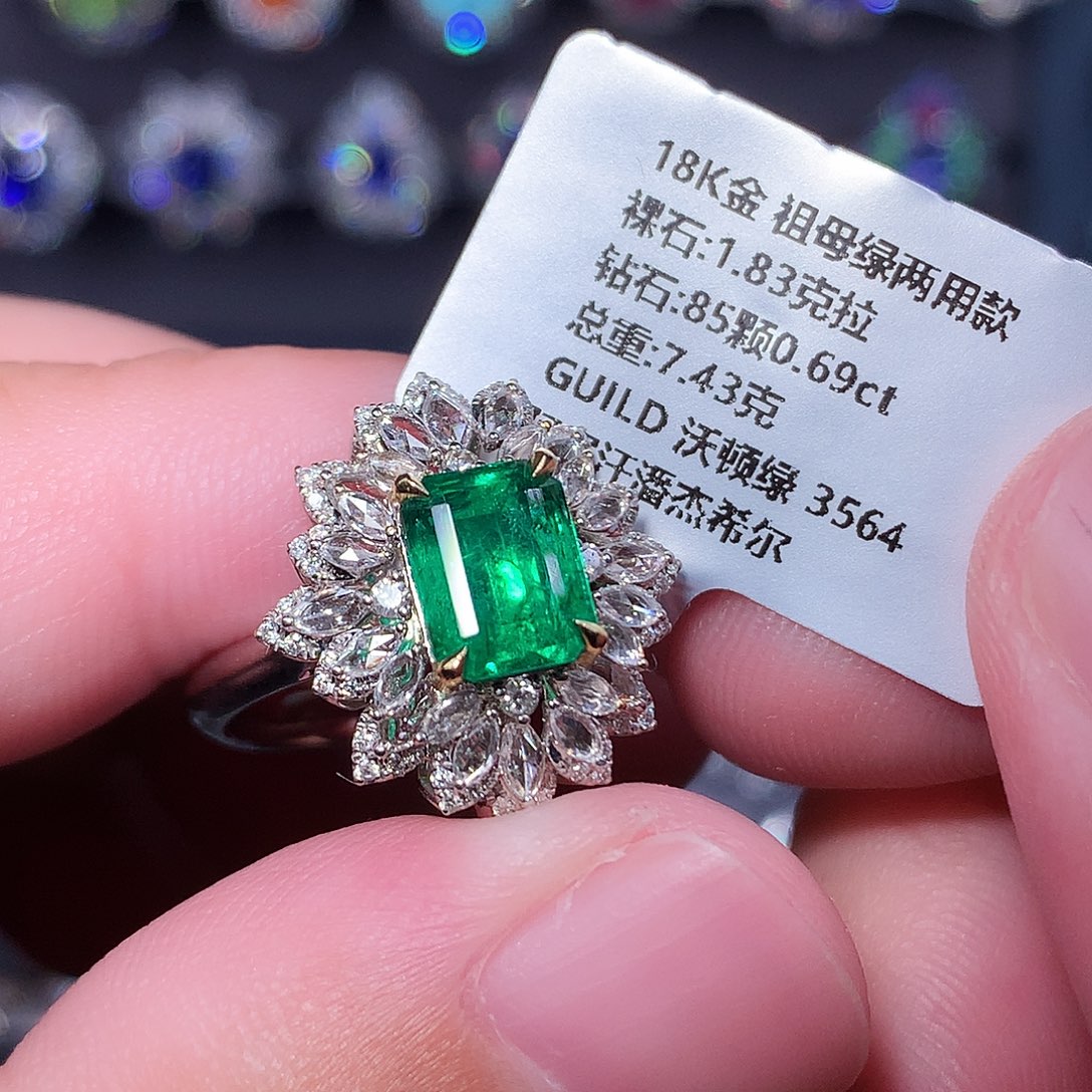 18K金镶嵌祖母绿戒指