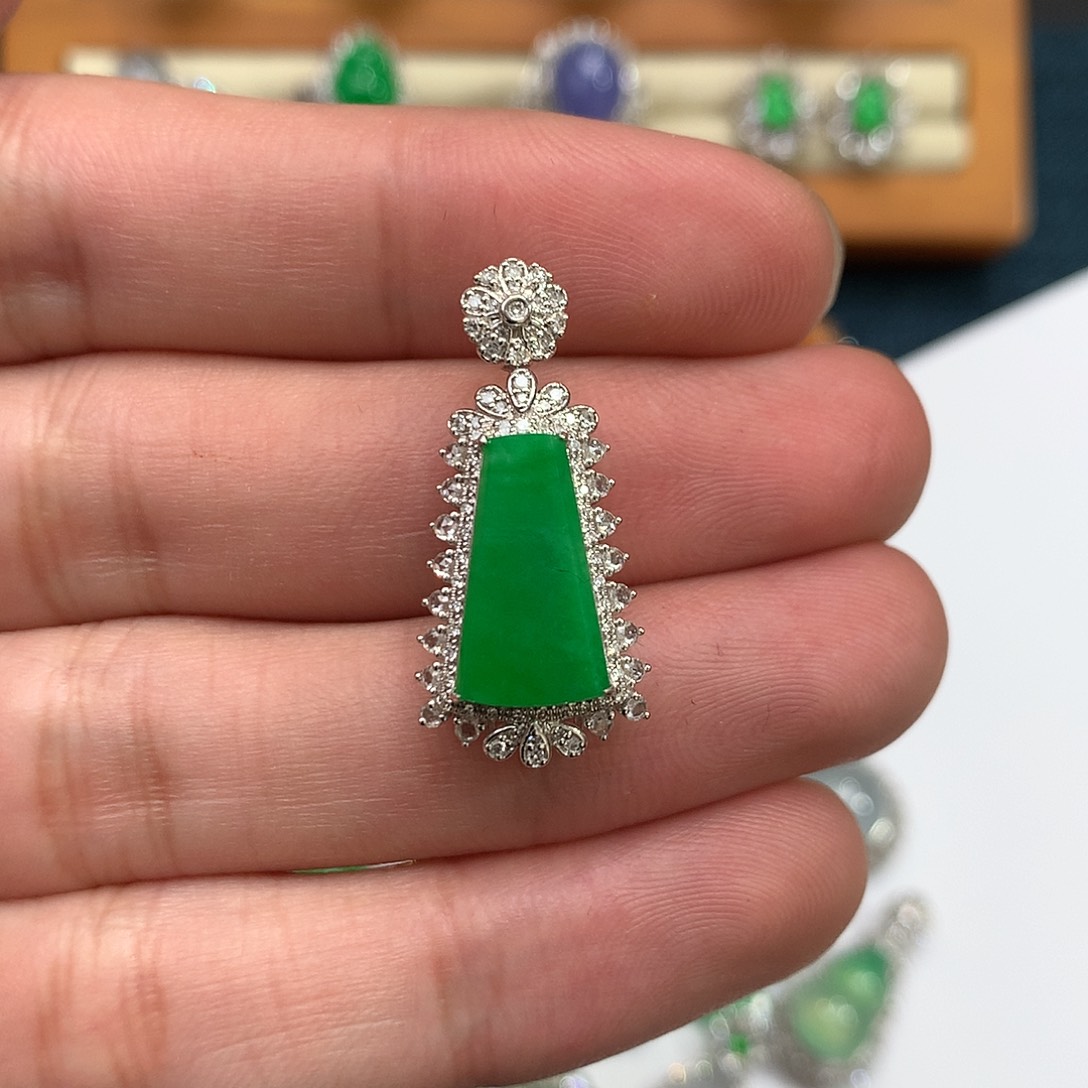 翡翠吊坠(不含链)18K金镶嵌绿无事牌