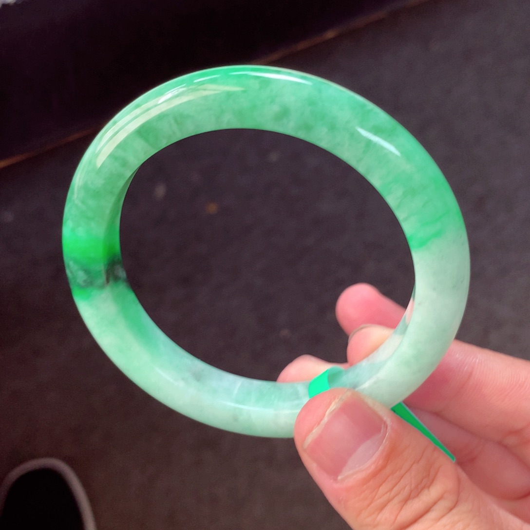 翡翠手镯未镶嵌随**子缅甸