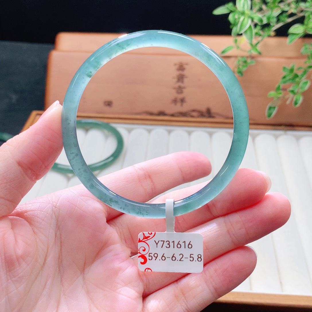 未镶嵌手镯（圆镯）翡翠