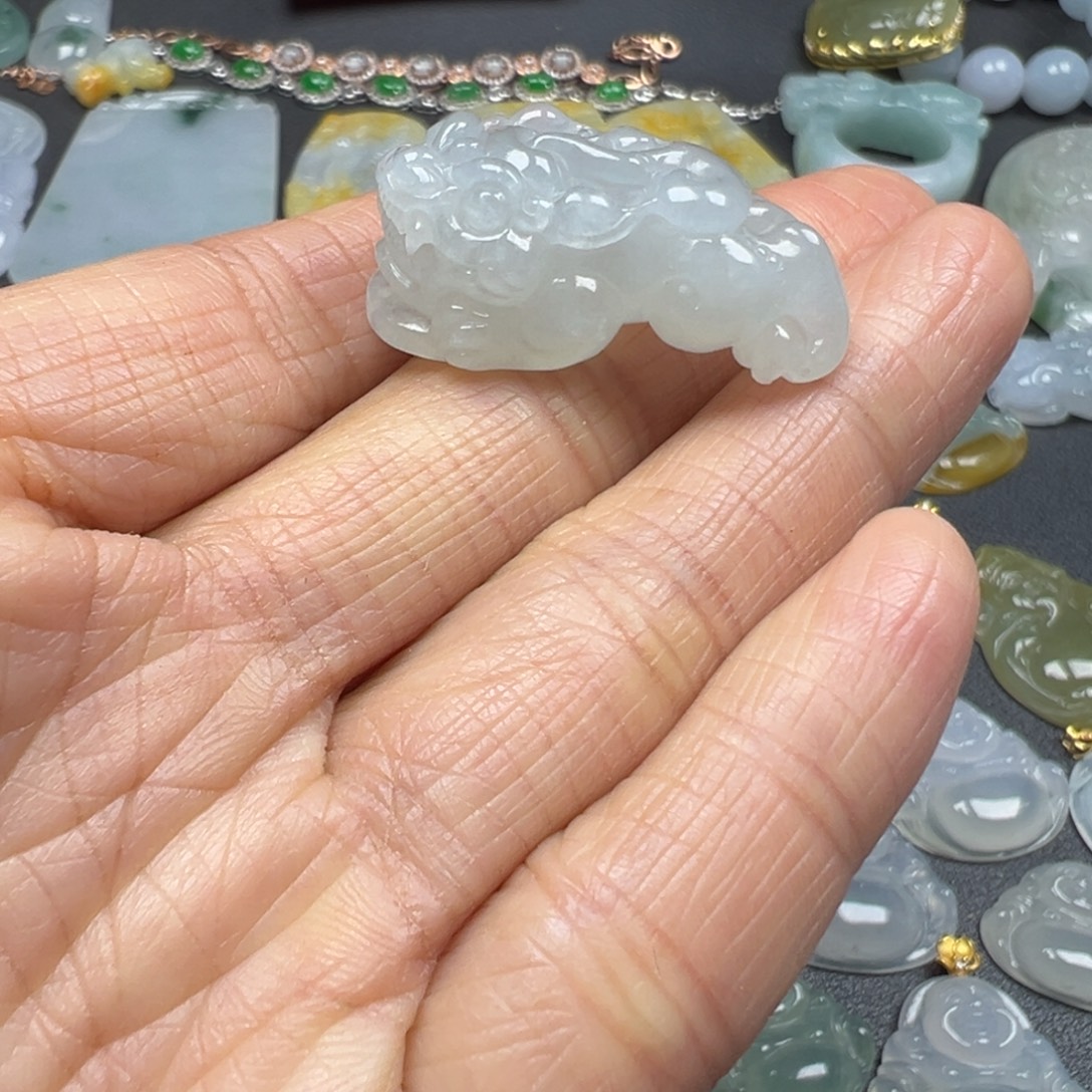 翡翠未镶嵌颈饰貔貅