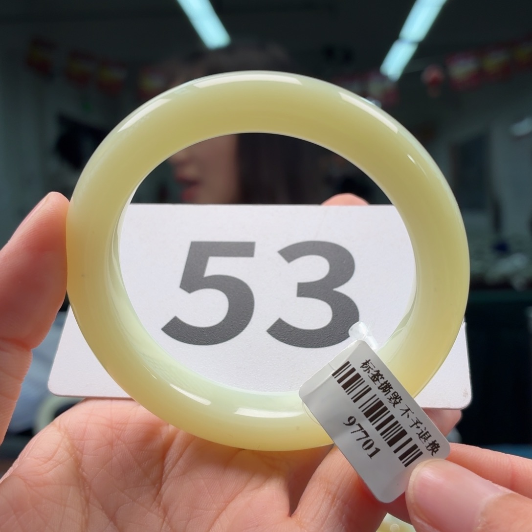 和田玉手镯未镶嵌冰****?