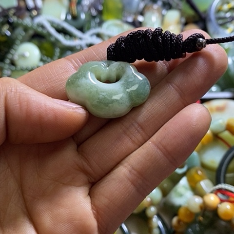 透闪石-蛇纹石玉颈饰未镶嵌