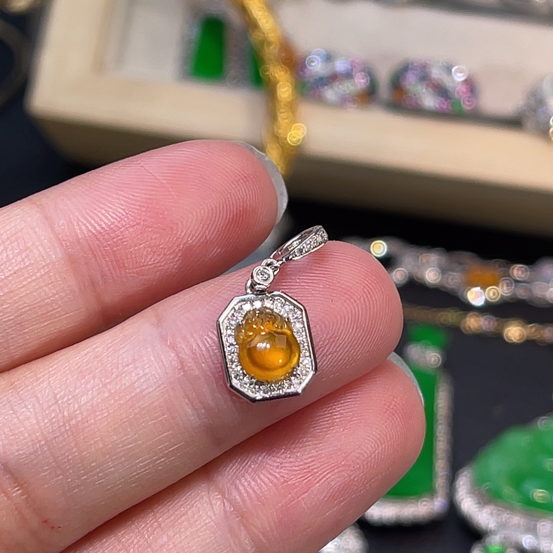 翡翠18K金镶嵌颈饰黄翡金蟾