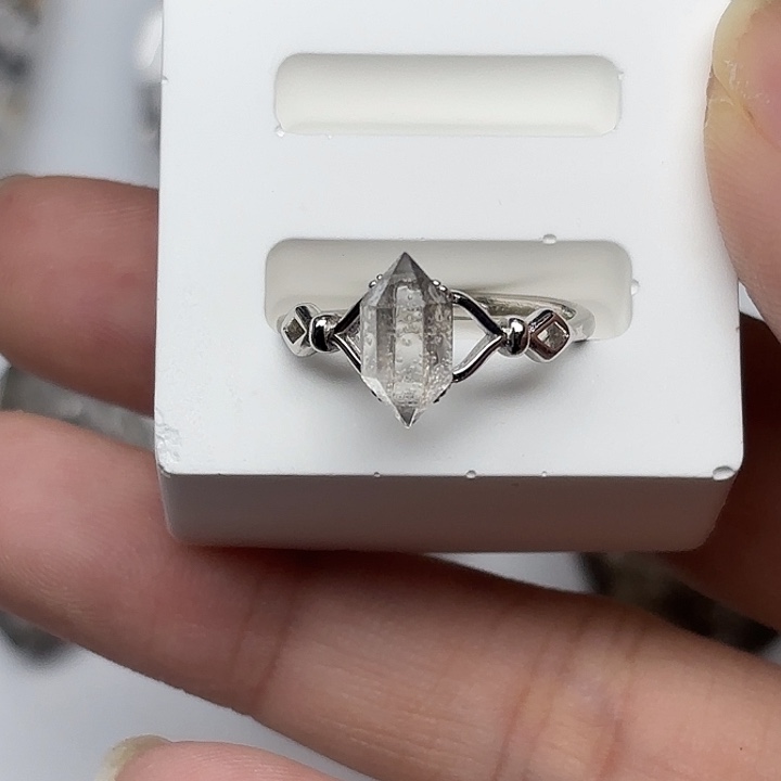 卜***哩水晶戒指银S925镶嵌闪灵钻戒指