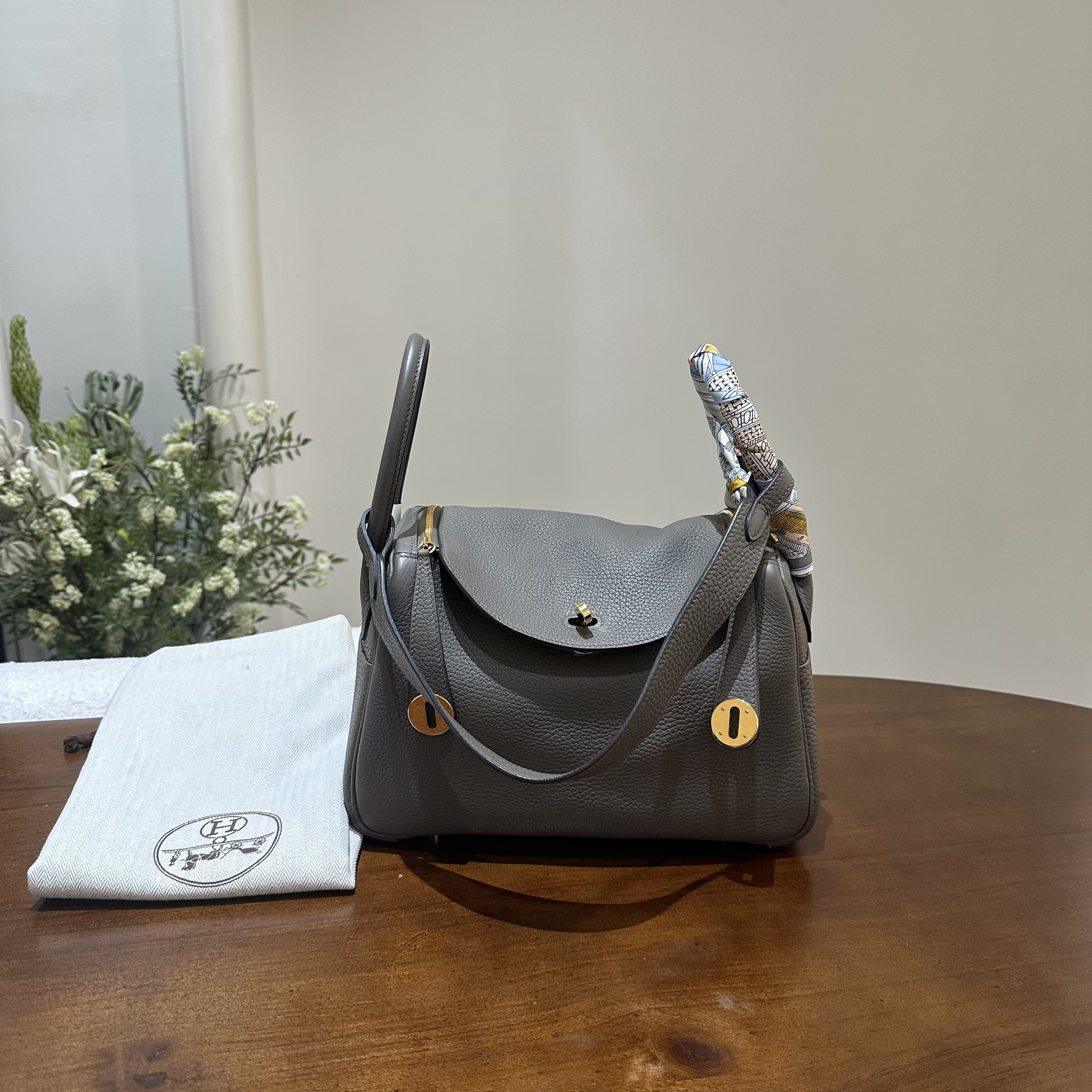 99新 Hermes/爱马仕 Lindy26 TC荔枝纹牛皮锡器灰单肩US22328141
