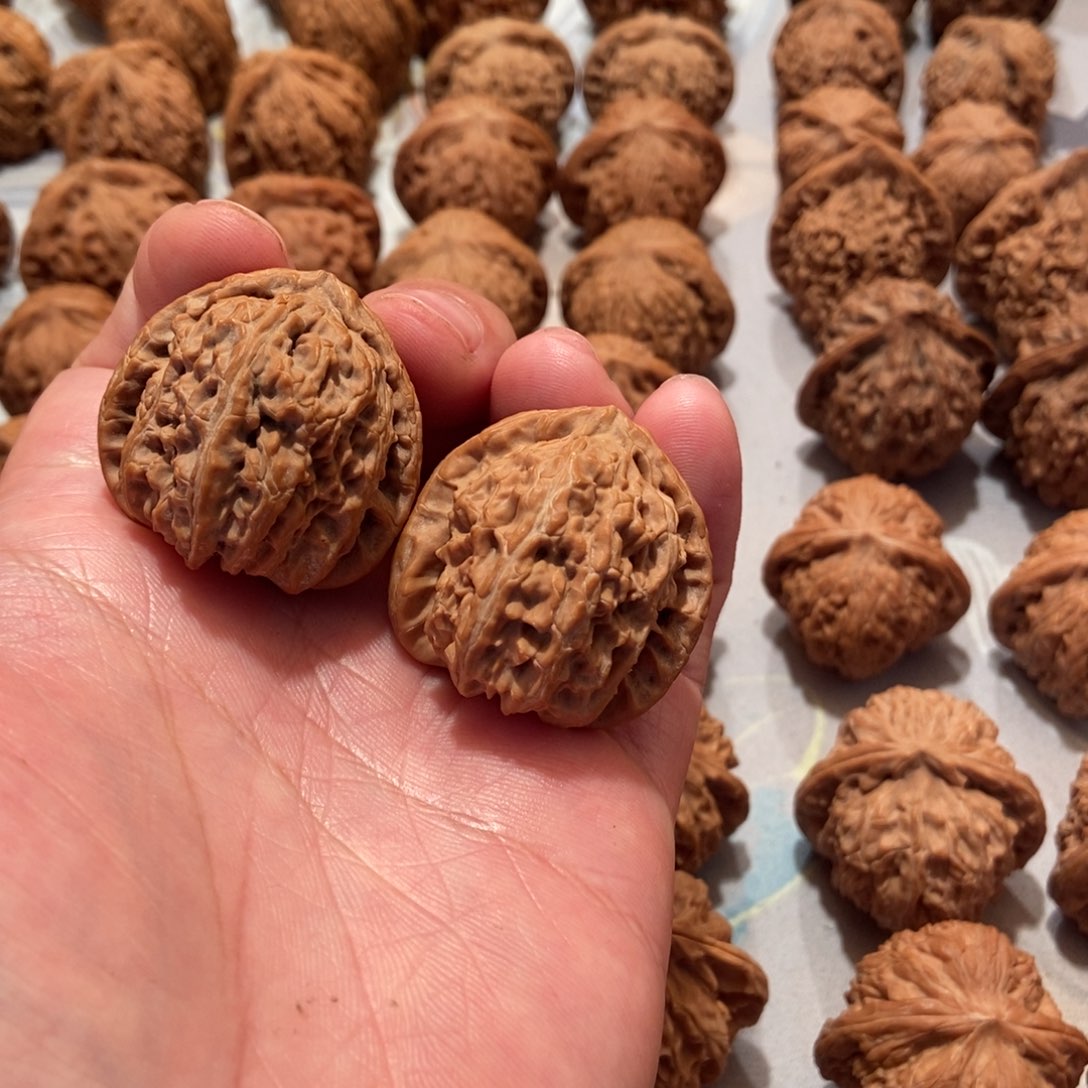 文玩核桃吊坠三角白