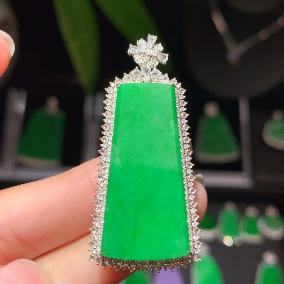 翡翠颈饰18K金镶嵌翡翠