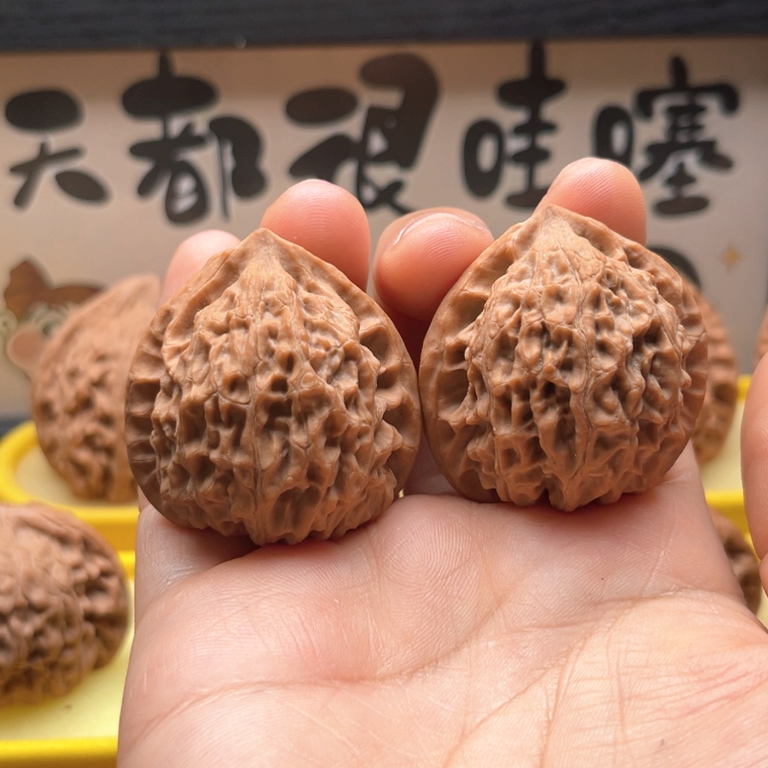 亟***祥吊坠桃核38山地金牛