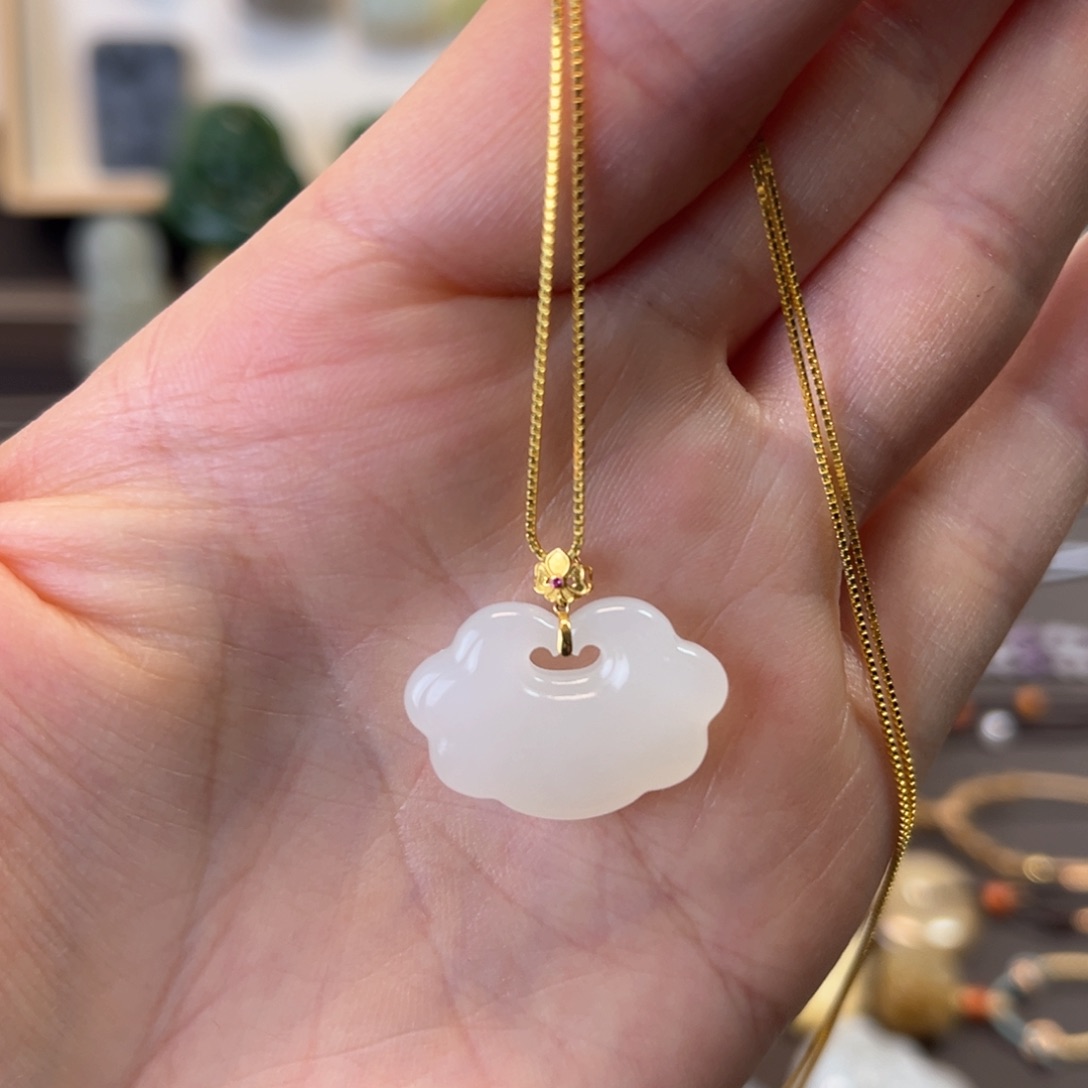 和田玉颈饰18K金镶嵌如意