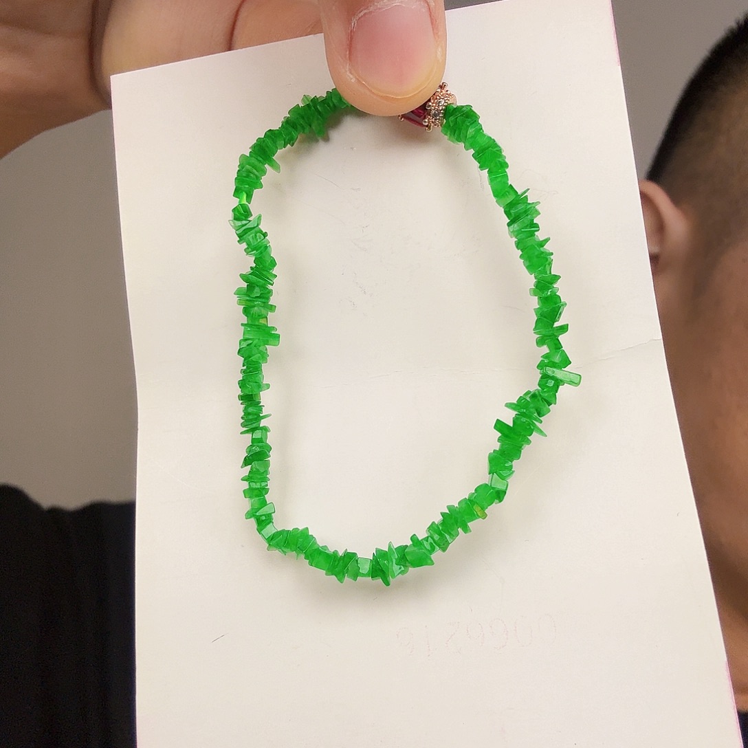 翡翠未镶嵌颈饰一件