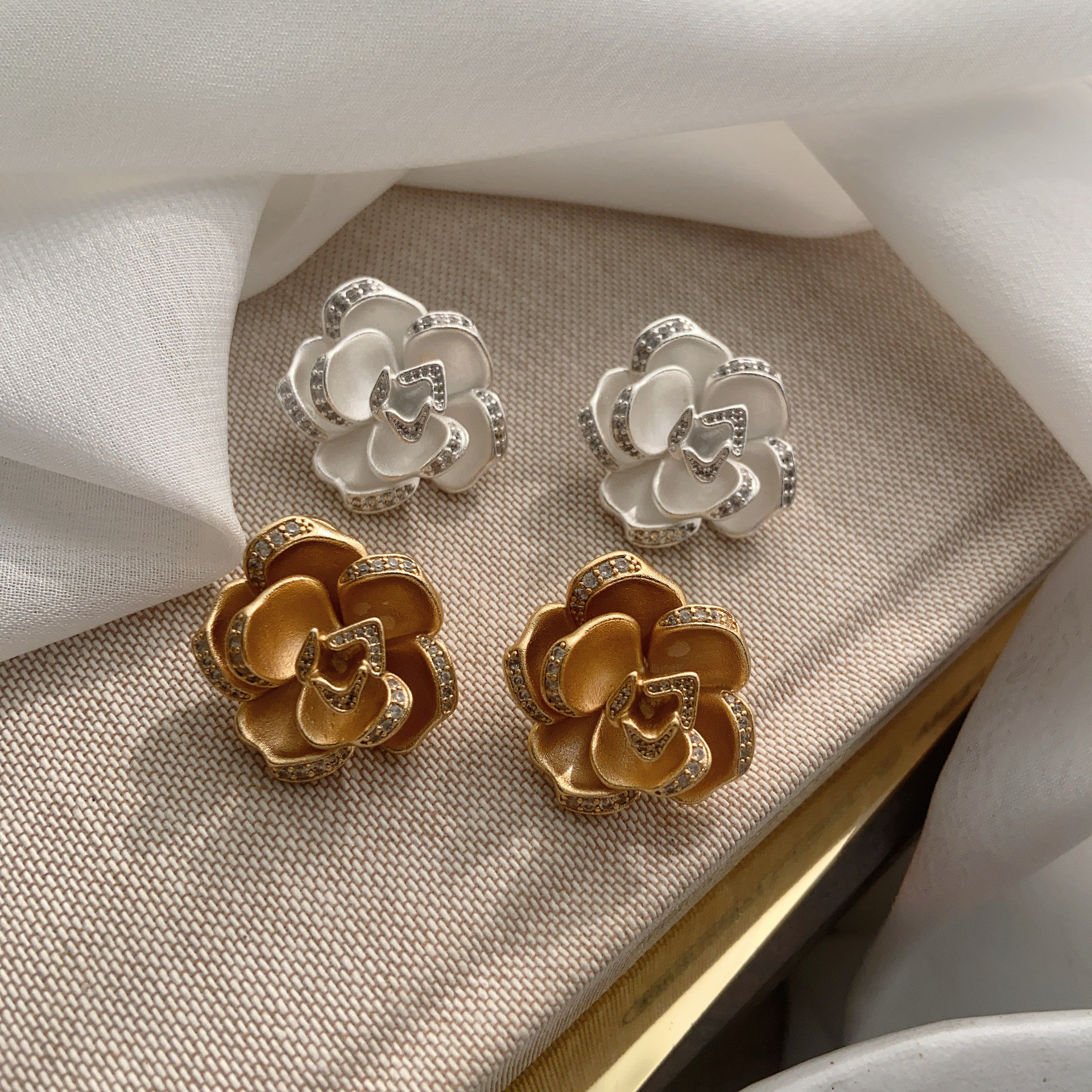 黄铜锆石耳饰 法式复古高级山茶花耳钉气质轻奢时尚百搭优雅中古