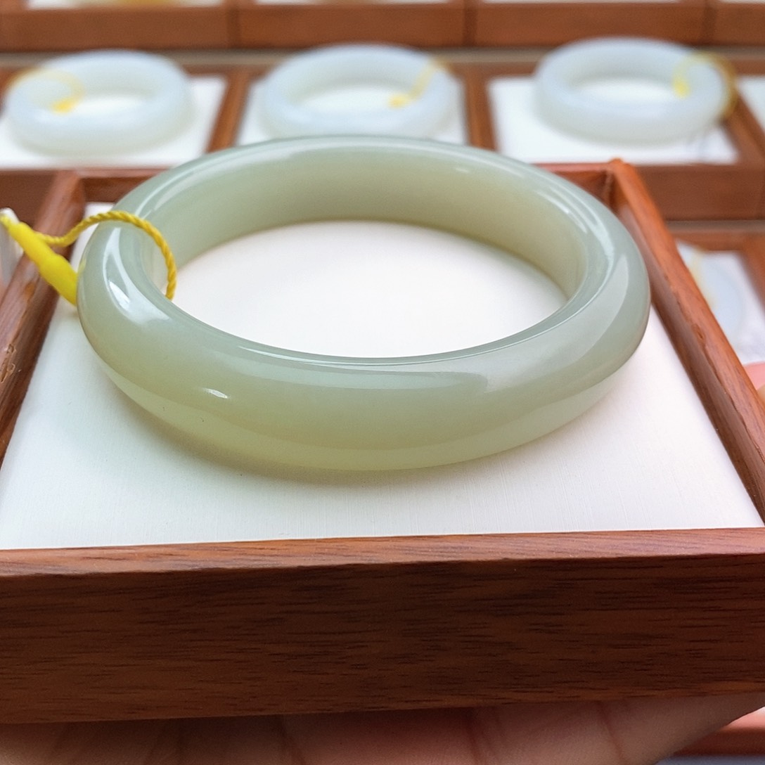 和田玉（青白玉）手镯未镶嵌